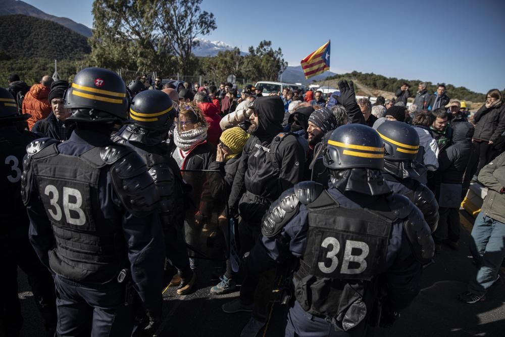 Una acció del Tsunami Democràtic talla l'AP-7 a la Jonquera