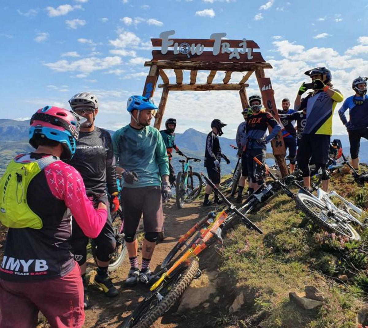 Ciclistas, antes de disponerse a probar la pista del «Flow Trail», el descenso suave hacia Pola de Laviana.