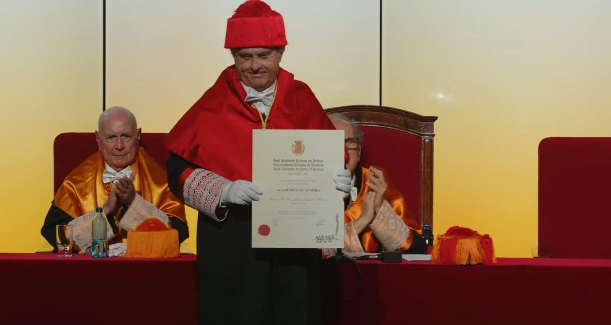 Junceda, con el diploma que le acredita como académico.