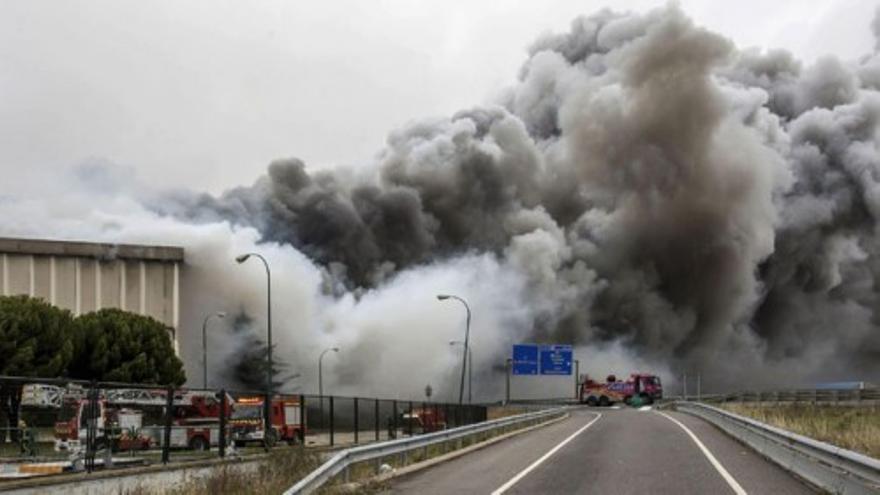 Un incendio arrasa la fábrica de Campofrío en Burgos