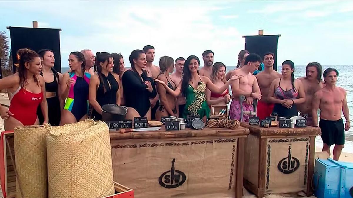 María Lamela junto a los concursantes de 'Supervivientes 2026'
