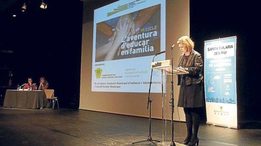 La concejal Ana Costa presenta la conferencia ante la mirada de Heike Freire.