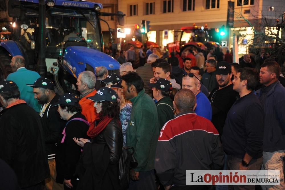 La noche de protesta de los agricultores se pasa con migas