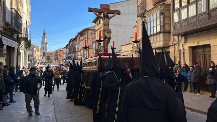 La &quot;madrugada nazarena&quot; y el desfile de Jesús Muerto, pura Pasión en Toro