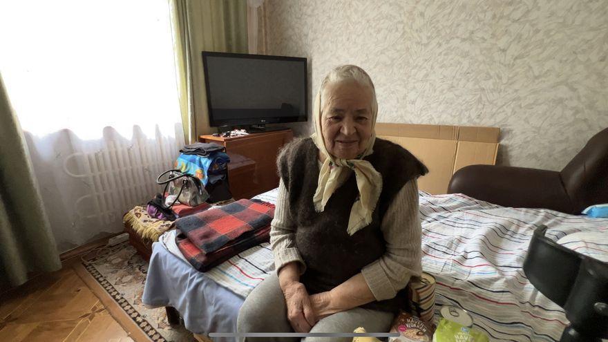 Una anciana con sus escasas pertenencias en Járkov (Ucrania).