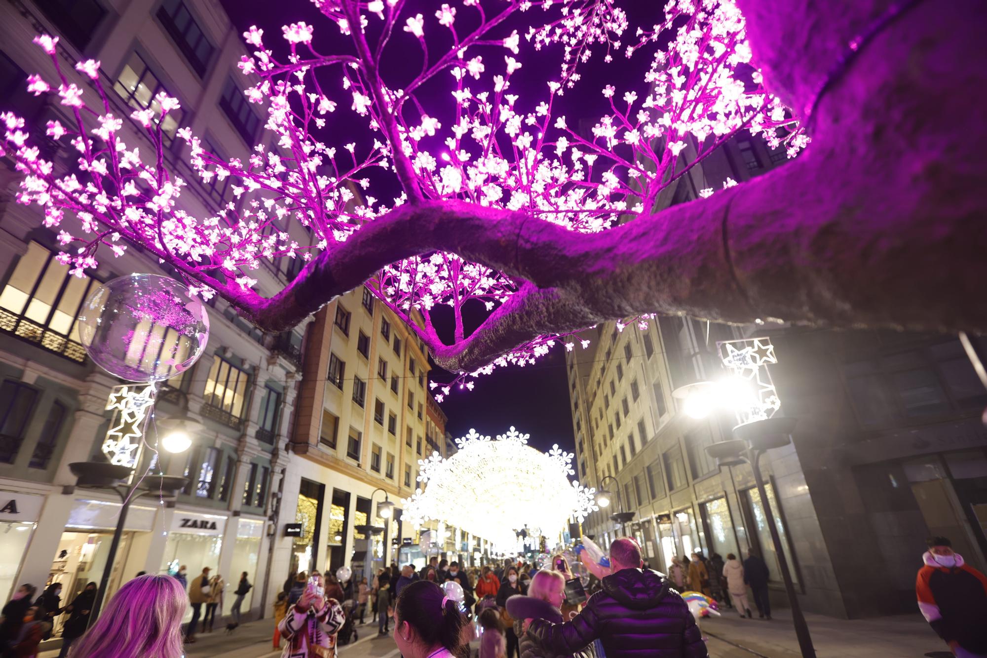 El espíritu navideño desborda de luz y de gente las calles de Oviedo