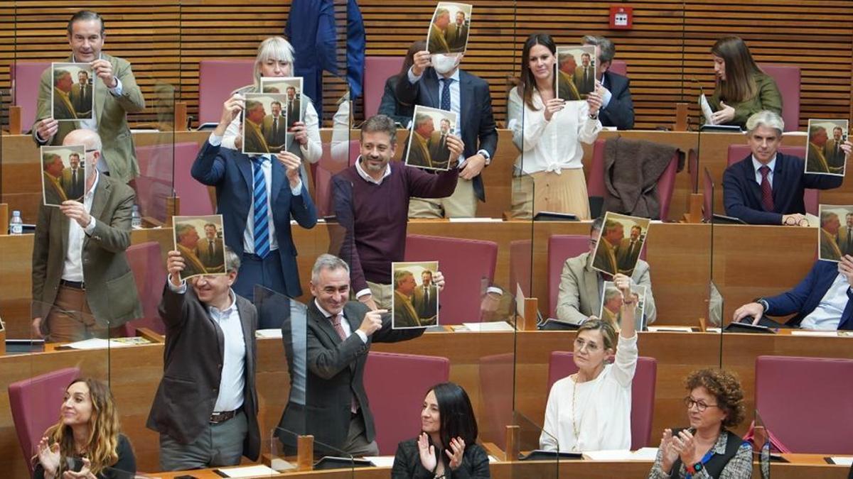 Los diputados del PP en las Corts muestran una foto antigua de Puig con Cataluña.