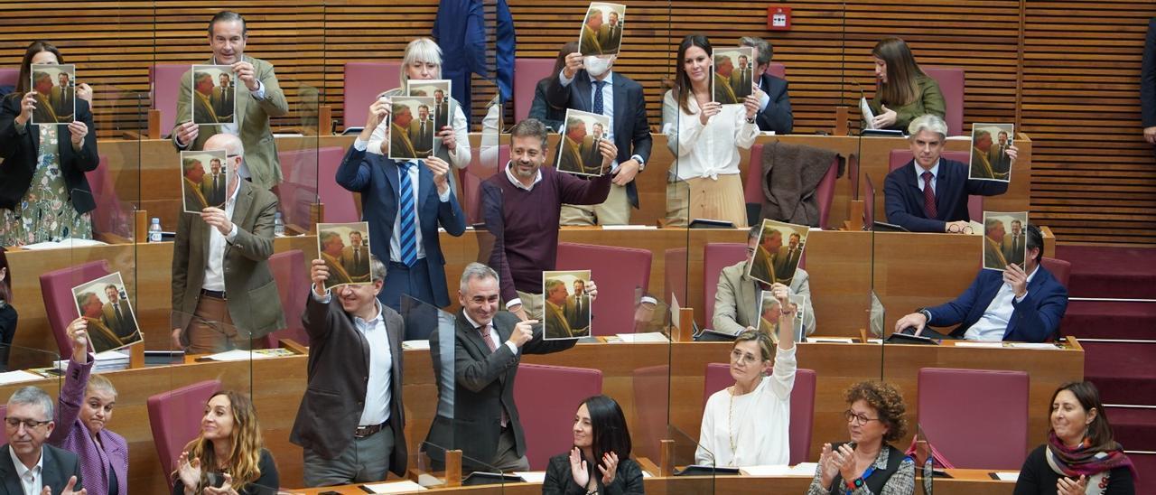 Los diputados del PP en las Corts muestran una foto antigua de Puig con Cataluña.