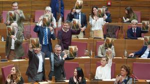 Los diputados del PP en las Corts muestran una foto antigua de Puig con Cataluña.