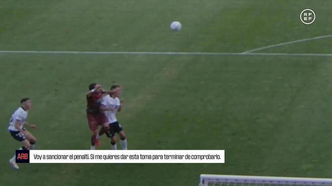 Así fue la revisión del penalti de Quagliata en el Burgos-Dépor: "Golpea de manera temeraria"