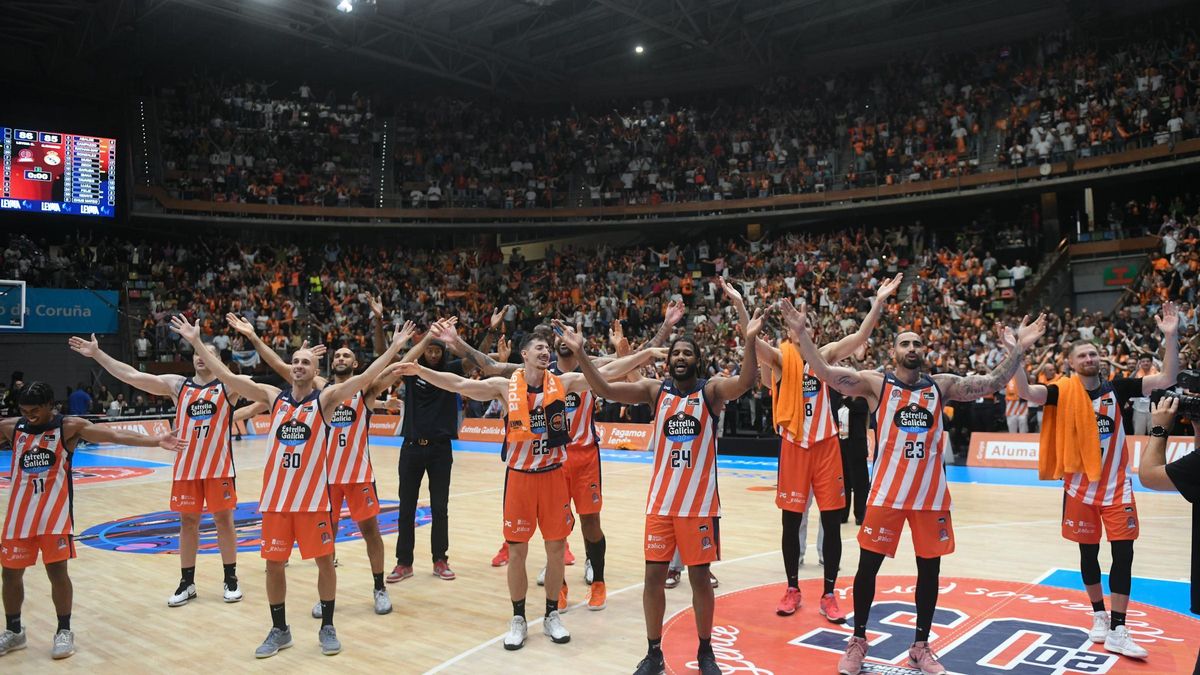 El Leyma Coruña vivió una fiesta con su afición tras el triunfo ante el Real Madrid.