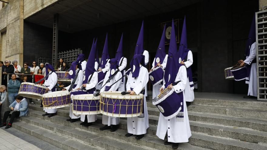 Jueves Santo: la lluvia no traiciona (de momento) a los cofrades y las procesiones ya desfilan por las calles de Zaragoza