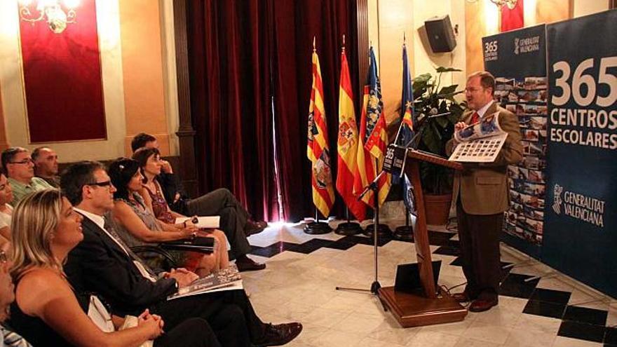 El conseller de Educación, Alejandro Font de Mora, ayer en el Ayuntamiento de Alcoy.