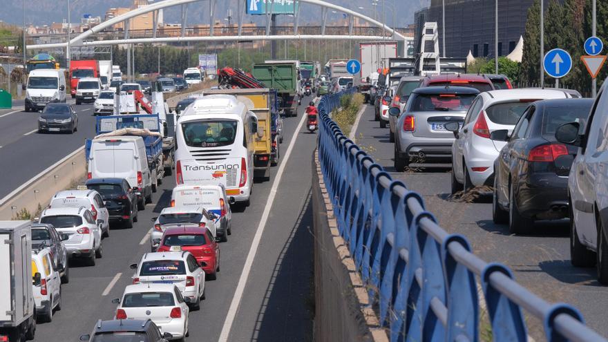 Las fotos del monumental atasco en la Vía de Cintura de Palma por una colisión entre dos coches