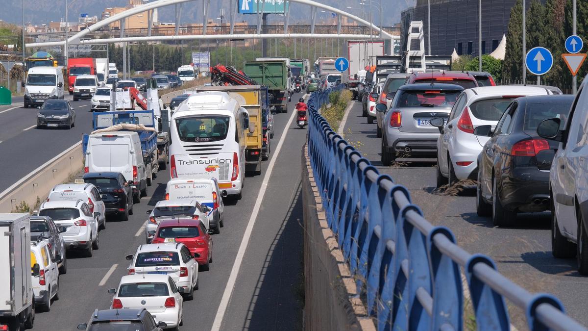 Las fotos del monumental atasco en la Vía de Cintura de Palma por una colisión entre dos coches