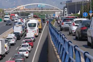 Las fotos del monumental atasco en la Vía de Cintura de Palma por una colisión entre dos coches