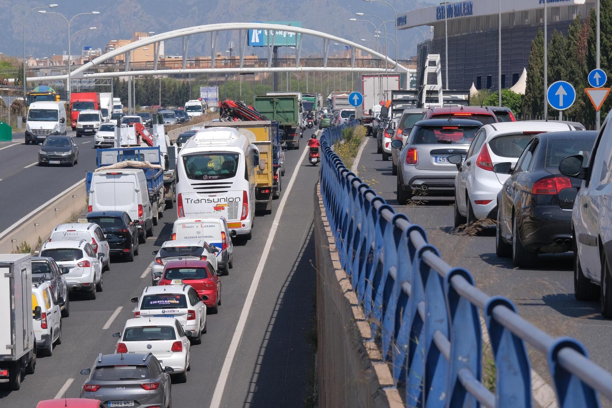 Las fotos del monumental atasco en la Vía de Cintura por una colisión entre dos coches