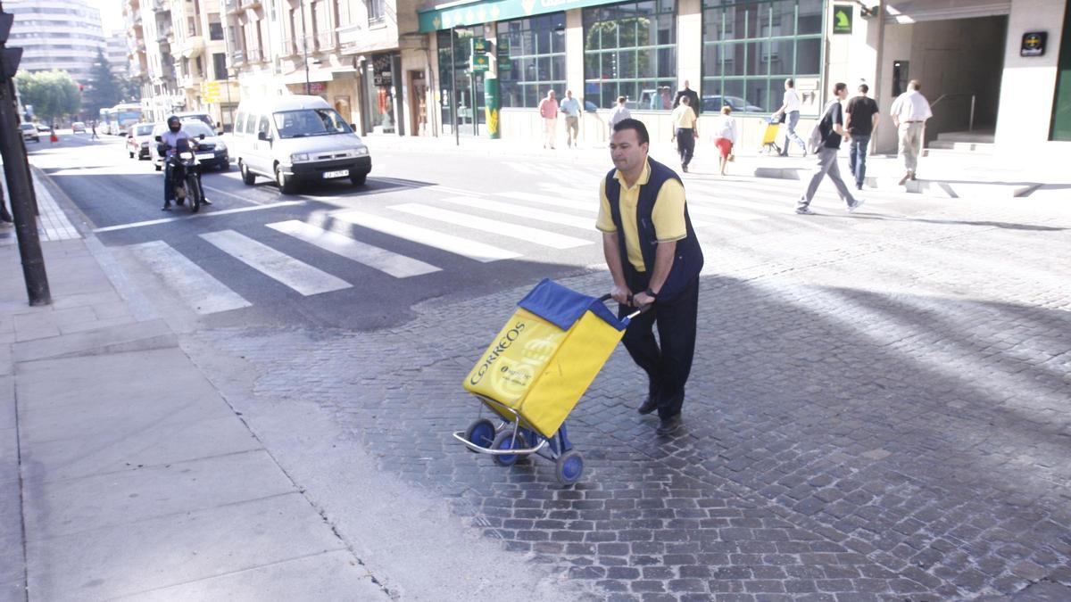 Un cartero realizando el reparto del día