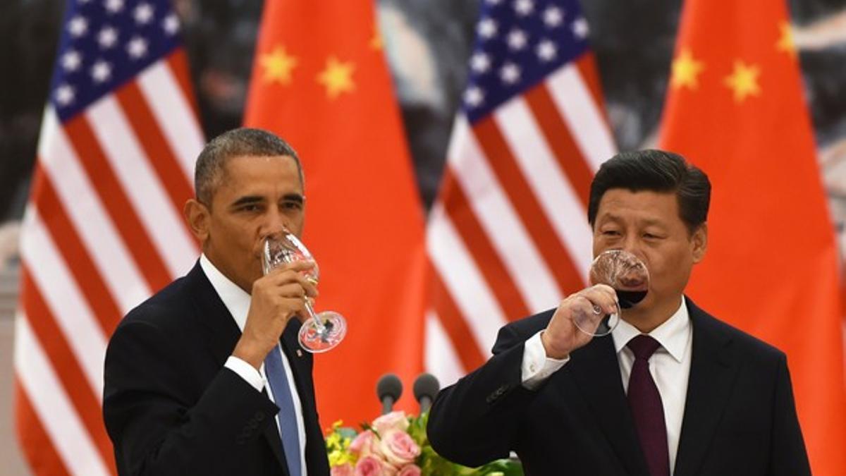 Barack Obama y Xi Jinping beben tras el brindis de la cena de gala de la APEC, este martes en Pekín.