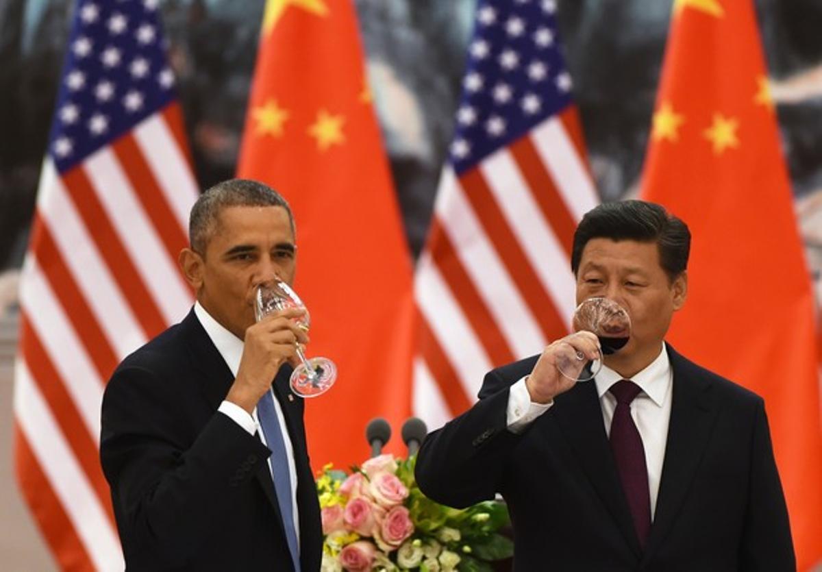 Barack Obama i Xi Jinping beuen després del brindis del sopar de gala de l’APEC, aquest dimarts a Pequín. Barack Obama i Xi Jinping beuen després del brindis del sopar de gala de l’APEC, aquest dimarts a Pequín.