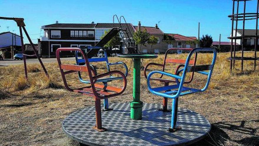 Un parque infantil vacío, en un pueblo de Zamora. | Jose Luis Fernández