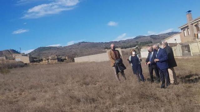 Visita de la consejera Broto al solar donde se construirá la residencia de mayores. | EL PERIÓDICO
