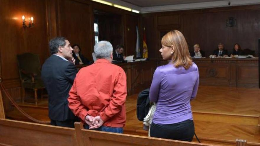 Los tres acusados en el juicio que se inició ayer en la Audiencia de Pontevedra.  // Gustavo Santos