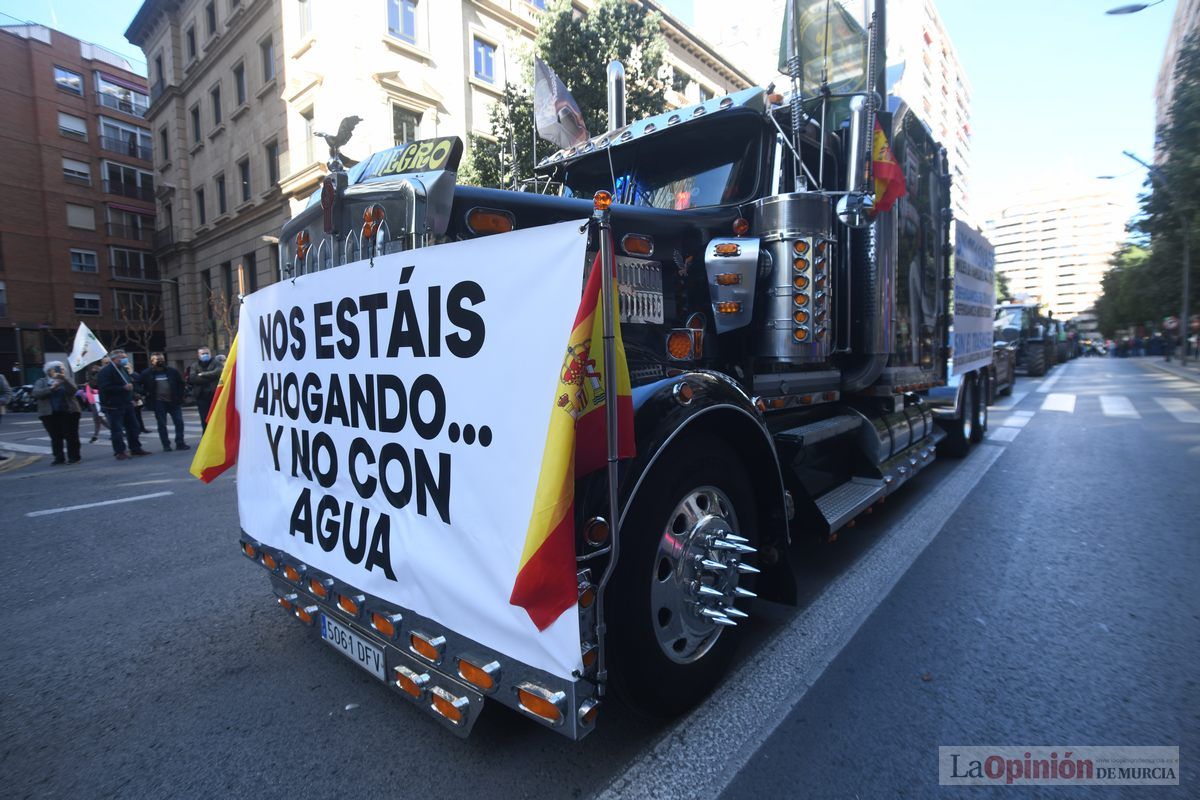 Miles de agricultores y ganaderos toman las calles de Murcia