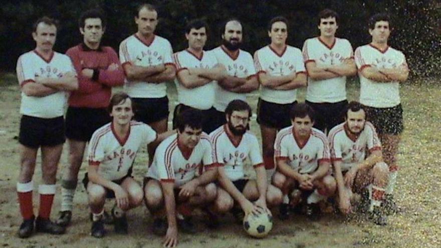 El autor, tercero por la derecha de pie, con sus compañeros del equipo de fútbol de la empresa de electrodomésticos GEF.