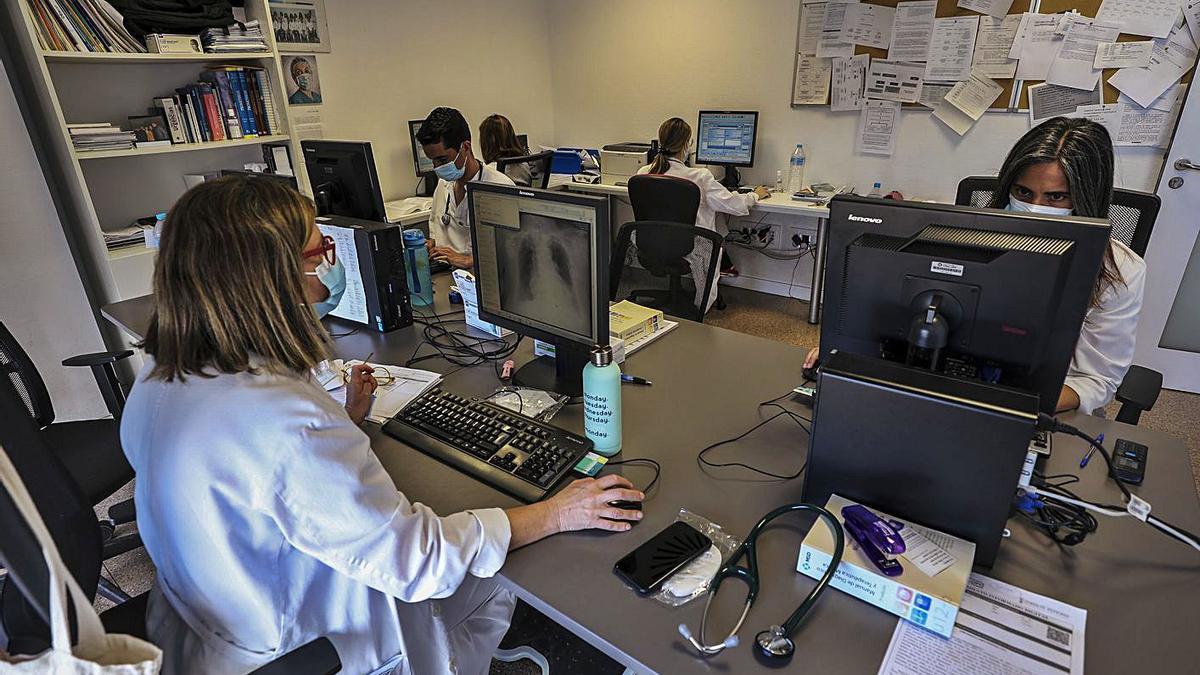 Parte del servicio de Medicina Interna del Hospital del Vinalopó durante su trabajo de ayer. | ANTONIO AMORÓS