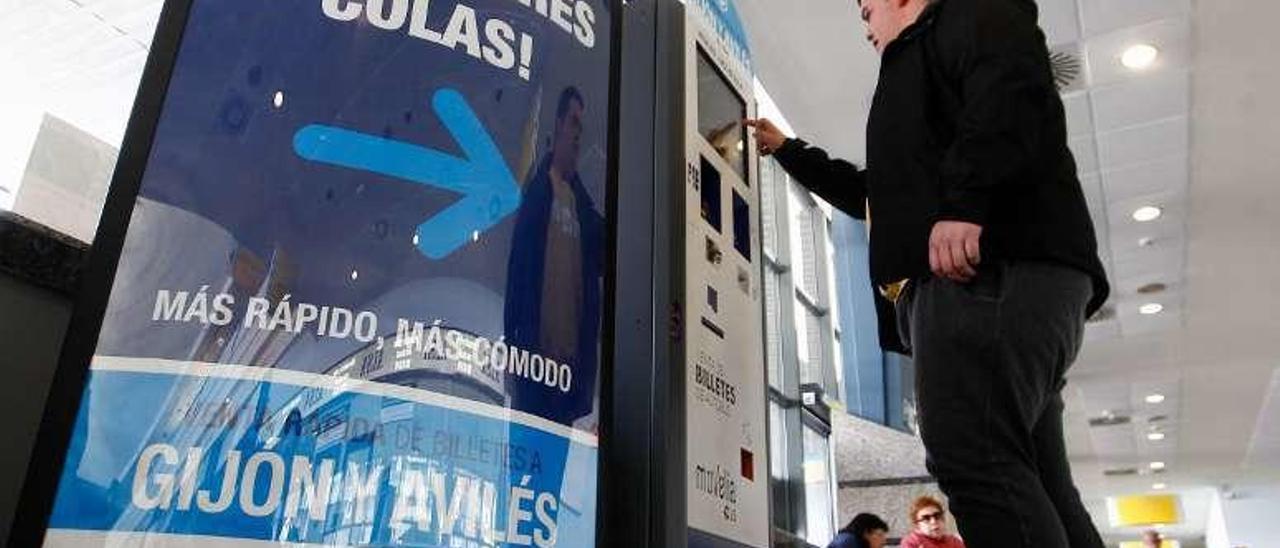 Un viajero obtiene un billete en una de las nuevas máquinas instaladas en la estación de autobuses de Oviedo.