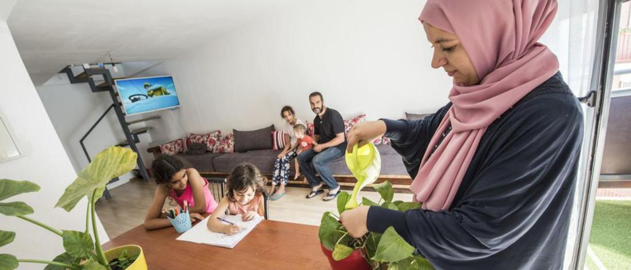 La família d’Abderrhaman Latrach fent vida al menjador | OSCAR BAYONA 