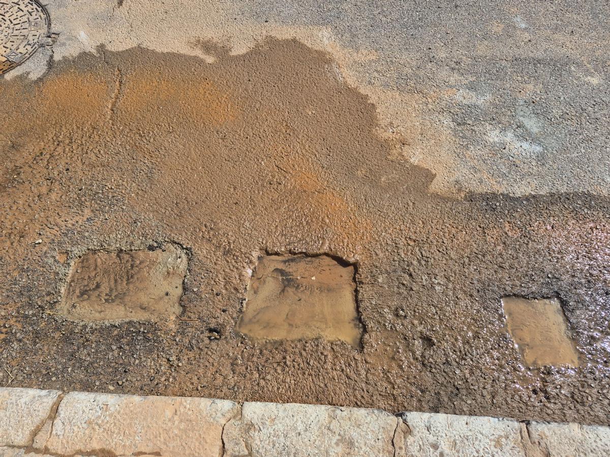 Nueva rotura en la tubería de la calle Trinitat de Pòrtol.