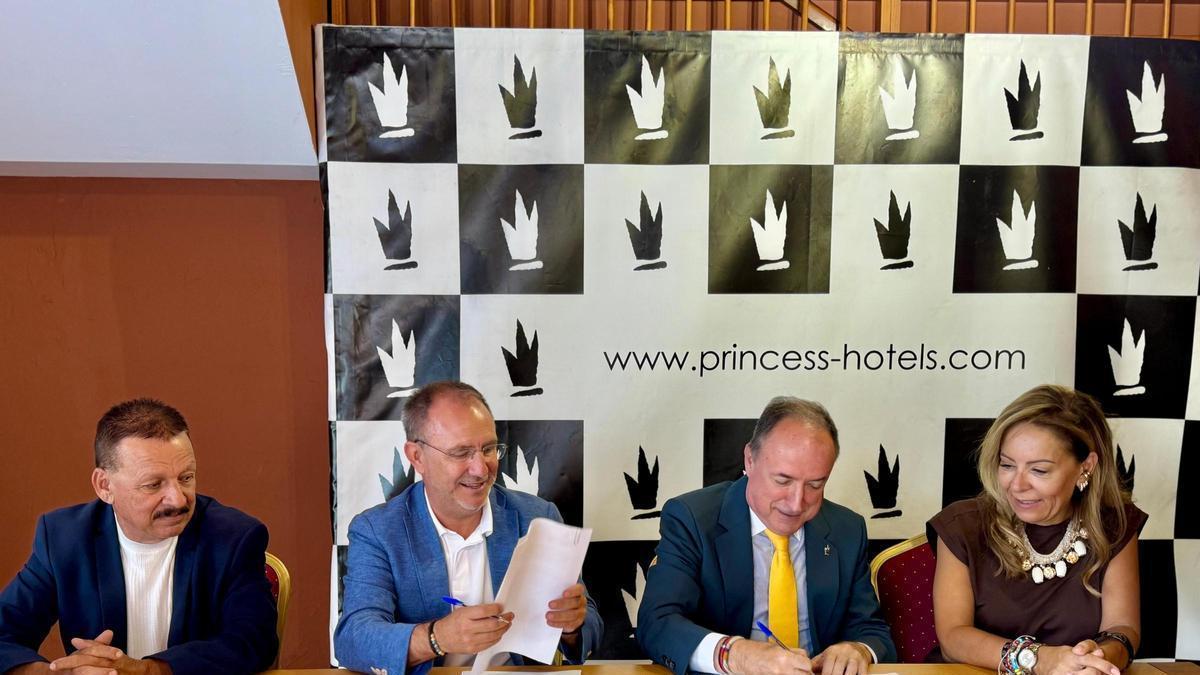Momento en el que representantes del Cabildo de La Palma y de Princess Hotel de Canarias firman el acuerdo.