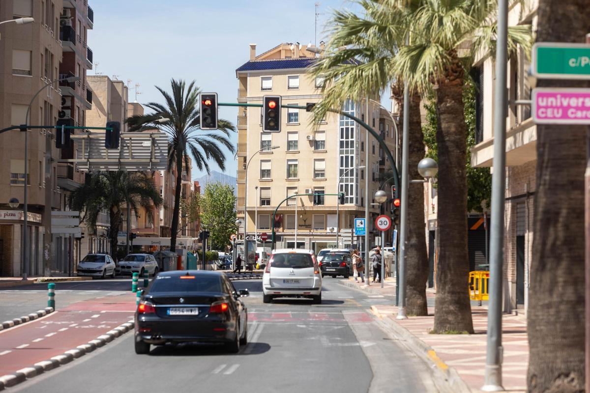 El aspecto que presenta en estos momentos la calle Pedro Juan Perpiñán, desde el puente de la Generalitat.