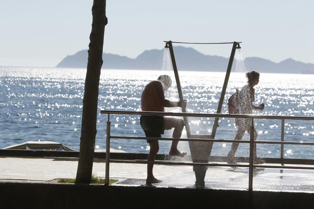 Una plaga de sombrillas irrumpe en Samil durante una jornada muy calurosa en el primer fin de semana de agosto