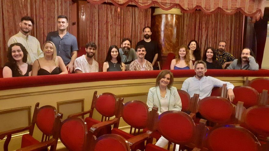 Parte del elenco, durante la presentación, con la concejala Yolanda Alonso y Rodrigo Arribas en primer término. | A. A.