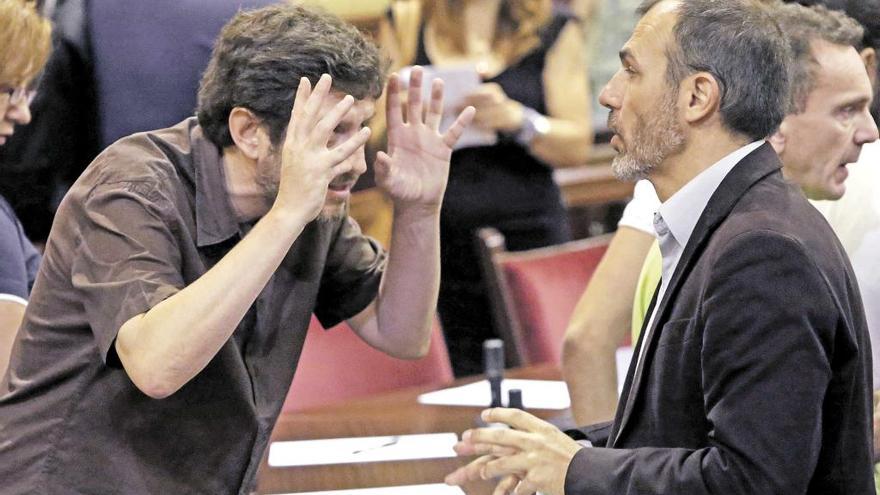 Alberto Jarabo y el vicepresidente Biel Barceló hablando durante un pleno del Parlament.