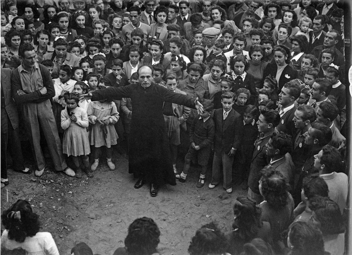 Joan Vinyes dirigint el cor Oreig de Mar de l'Escala, any 1949.