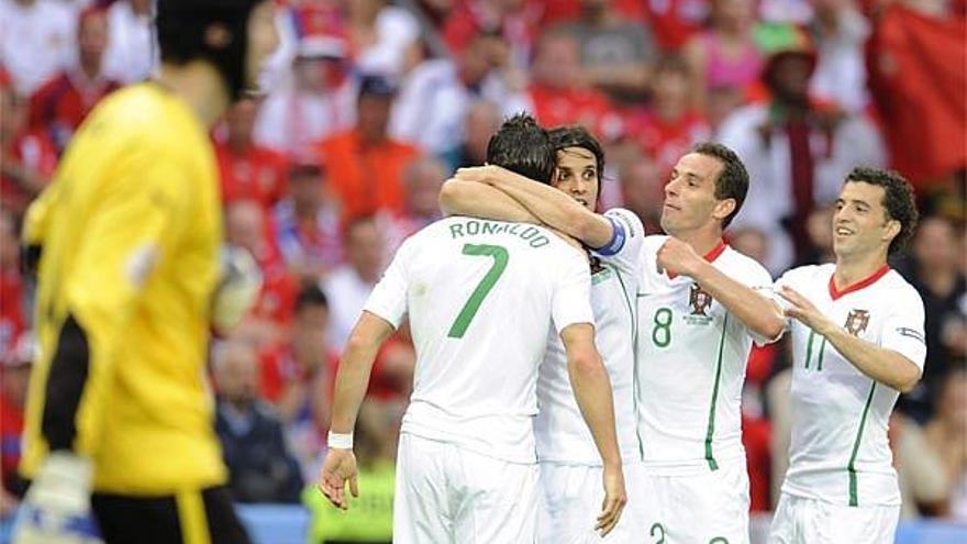 Portugal celebra uno de los tres tantos que le  dieron la vitoria.