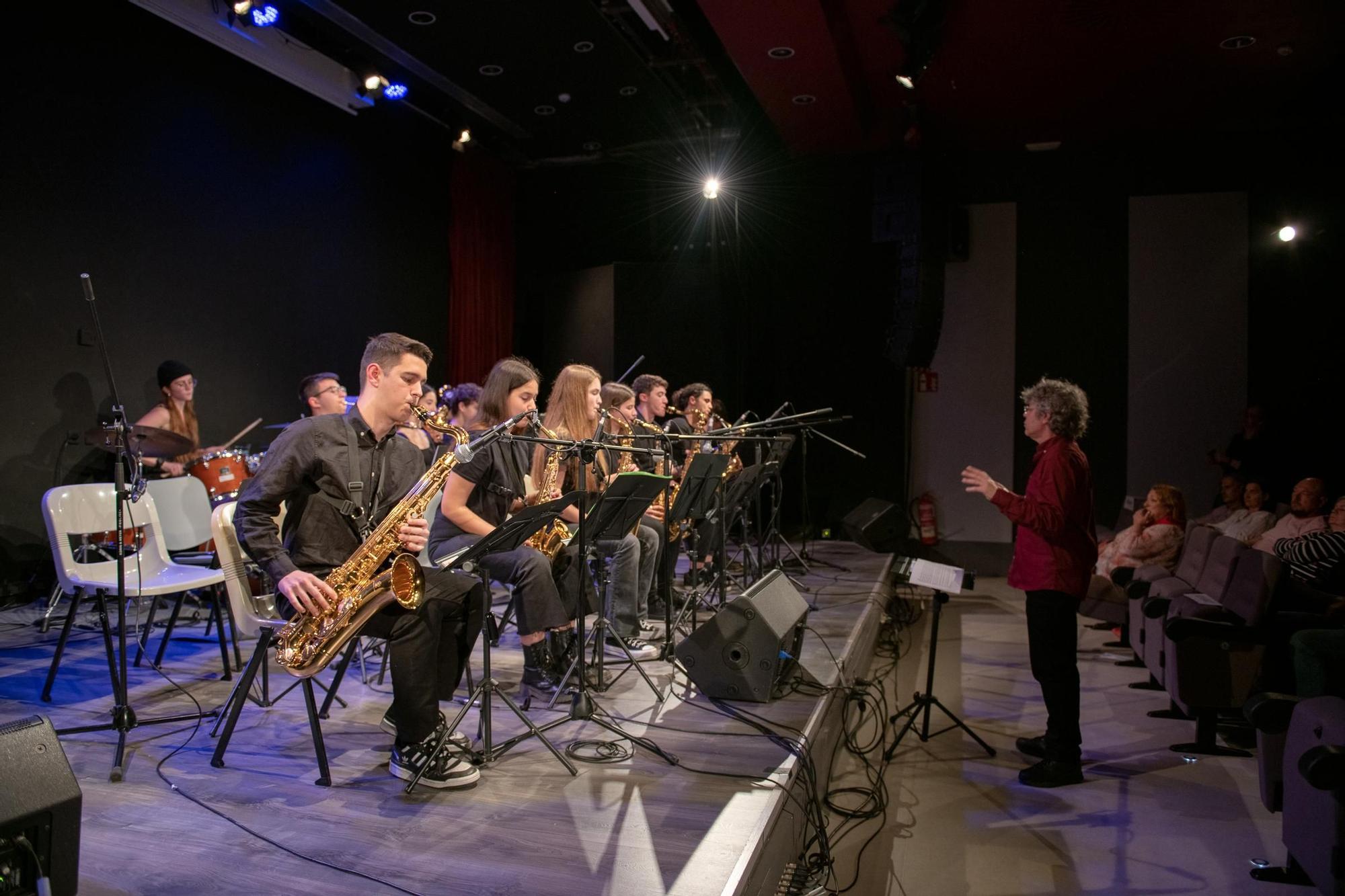 Banda de la escuela de música de L'Hospitalet durante las Festes de la Primavera.