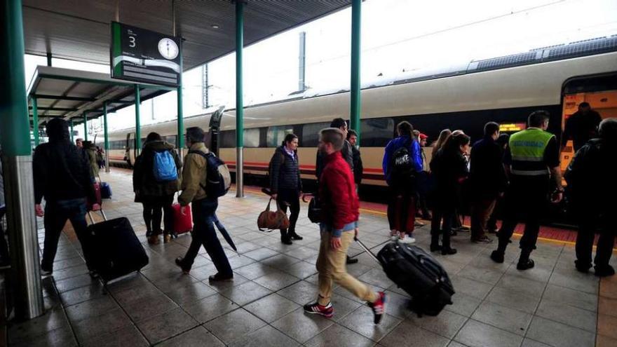 Un grupo de pasajeros salen de un tren en la estacion de Vilagarcía de Arousa. // Iñaki Abella