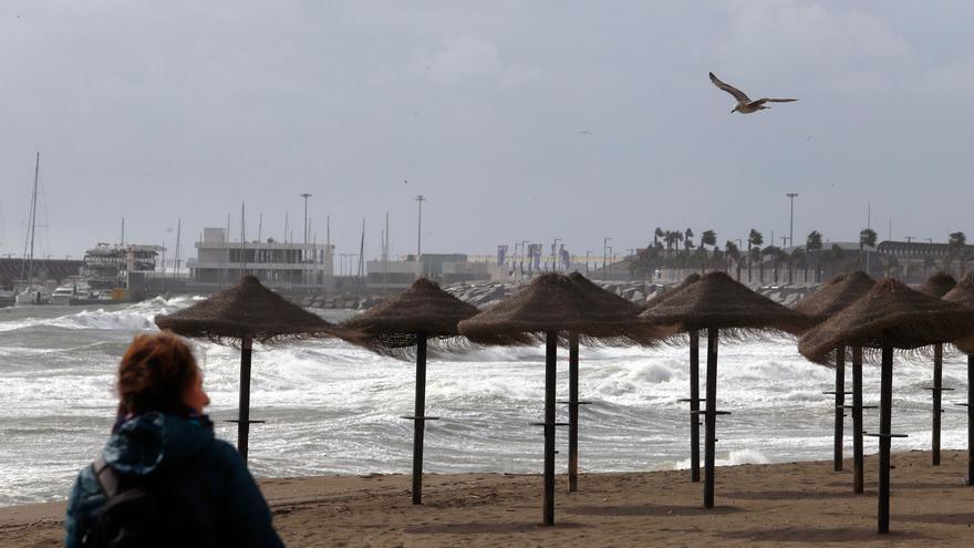 La costa de Málaga está en alerta por el viento y las olas