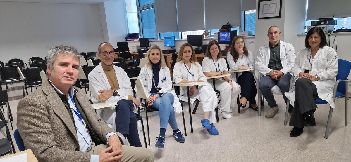 De izquierda a derecha, Jacobo Silva, jefe de Cirugía Cardiaca; Álvaro G. Franco, director de Atención Sanitaria y Salud Pública; Beatriz López Muñiz, gerente del área; Cristina Fidalgo Muñiz, enfermera de la sección de Insuficiencia Cardiaca; Vanesa Alonso, cardióloga; Ana Barral, cirujana cardiaca; Iván Astola, coordinador autonómico de Trasplantes, y Beatriz Díaz Molina, jefa de la Sección de Insuficiencia Cardiaca.