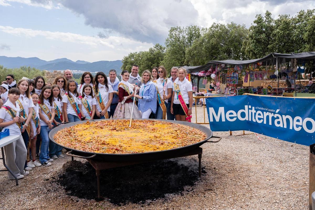 En el entorno del ermitorio se ofreció a los romeros una paella monumental, con la participación de 'Mediterráneo'.