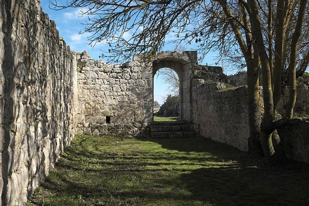En pueblo casi vaciado abundan las ruinas.