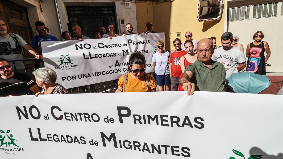 Movilización en Alcoleja contra el proyecto del centro de refugiados el pasado año.