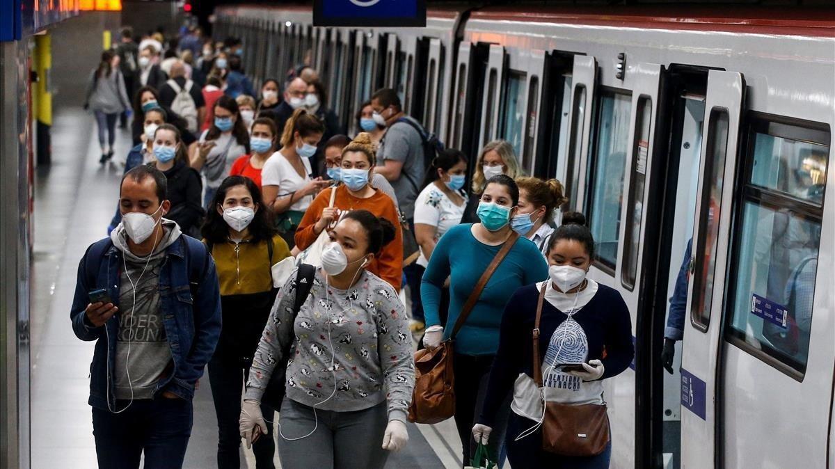 Usuarios del metro de Barcelona con mascarilla.