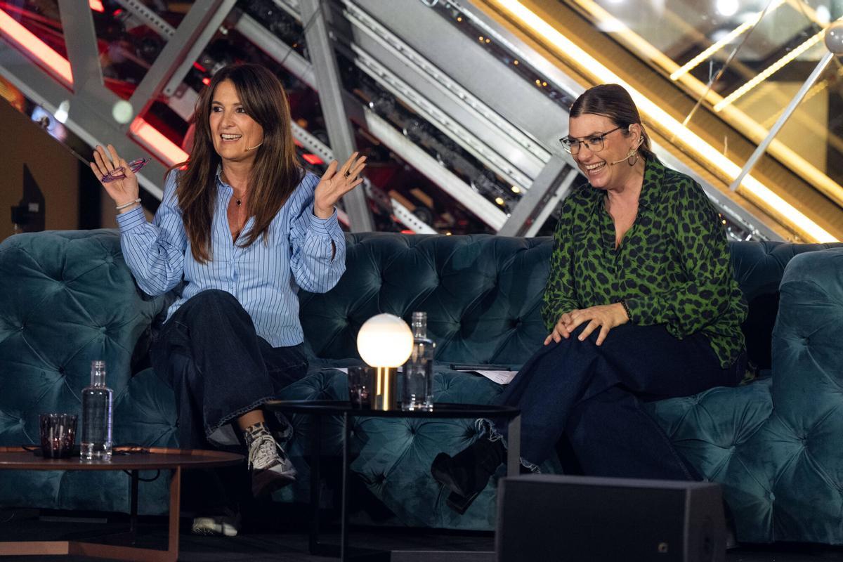 Las periodistas Laura Fa y Lorena Vázquez, durante la grabación en directo del especial Mamarazzis sobre Mar Flores en Casa Seat
