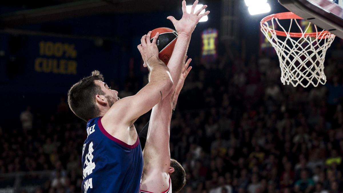 Willy Hernangomez se encuentra con la oposición de Nikola Milutinov en el aro del Olympiacos.